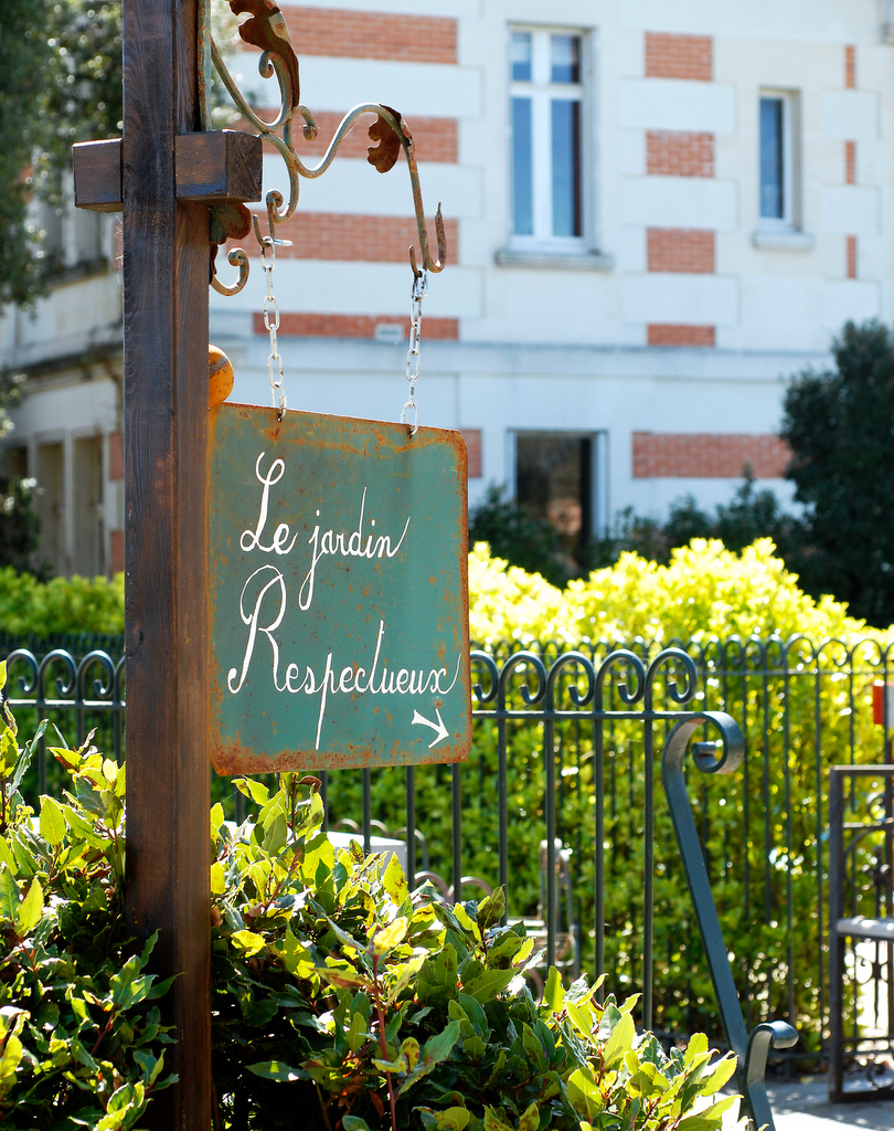 Sign, Le Jardin Respectueux