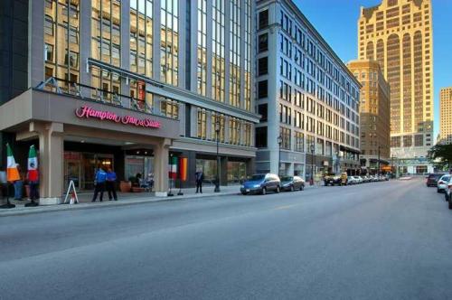 Hampton Inn & Suites Milwaukee Downtown