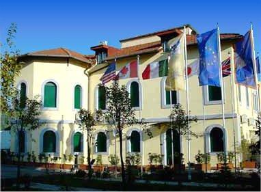 Charming Airport Hotel
