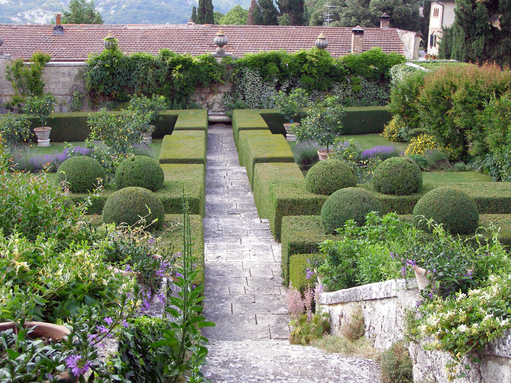 Villa La Foce, Summer