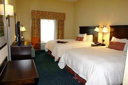 Hampton Inn & Suites Manchester
