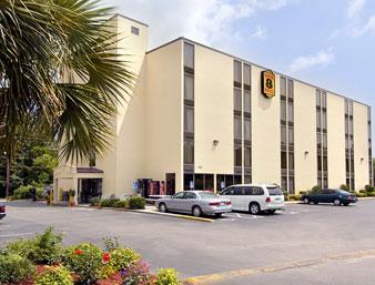 Super 8 Market Commons