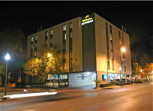Holiday Inn Express Kansas City Westport Plaza