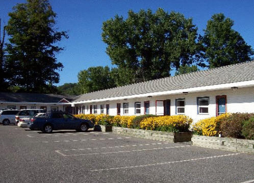 Monument Mountain Motel