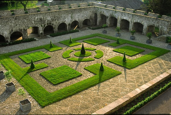 Aberglasney cloister garden