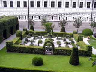 Ambras garden1
