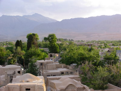 Bagh-e Fin surrounding housing and hills