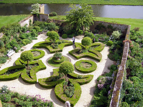 Broughton Castle Garden