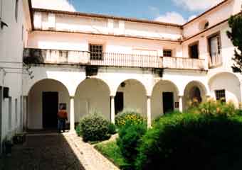 Evora courtyard2