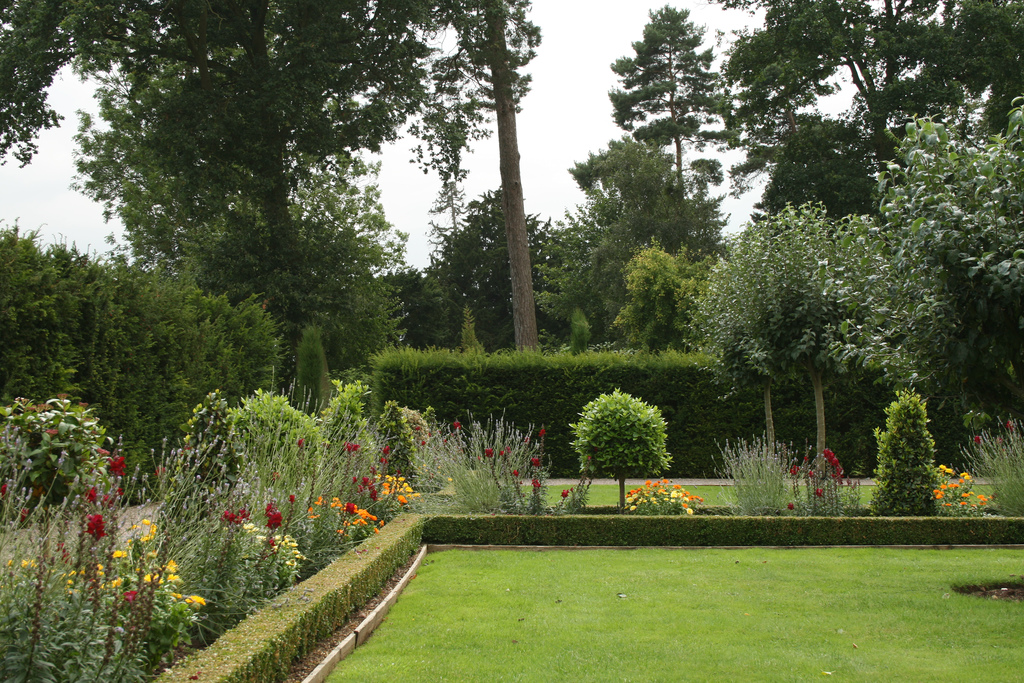 Hanbury Manor Hotel Garden Pigsaw