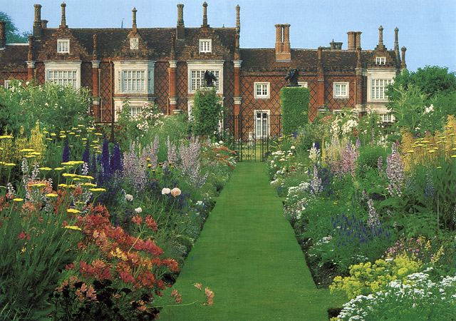 Borders, Helmingham Hall Gardens