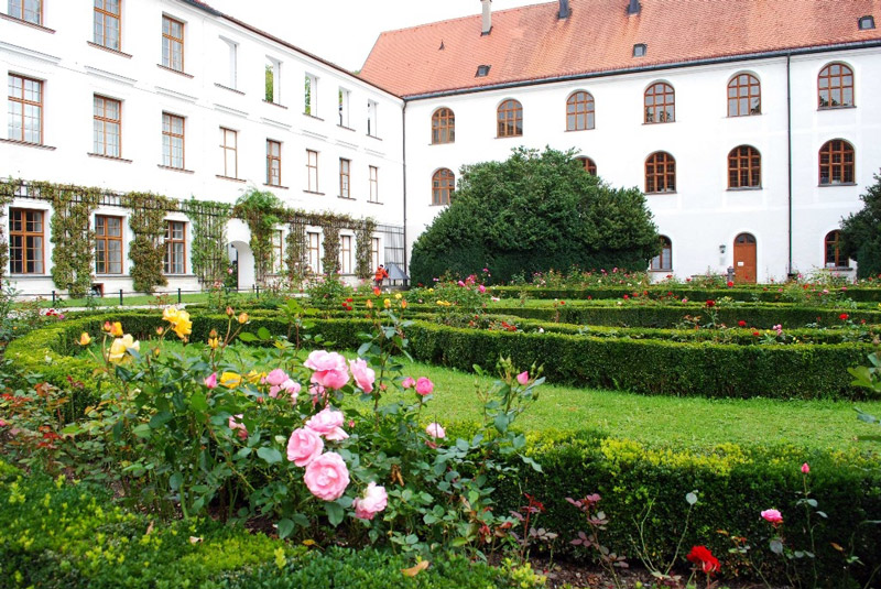 Rose Garden, Altes Schloss