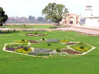 Itmad ud daula2