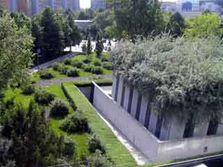 Jewish museum garden1