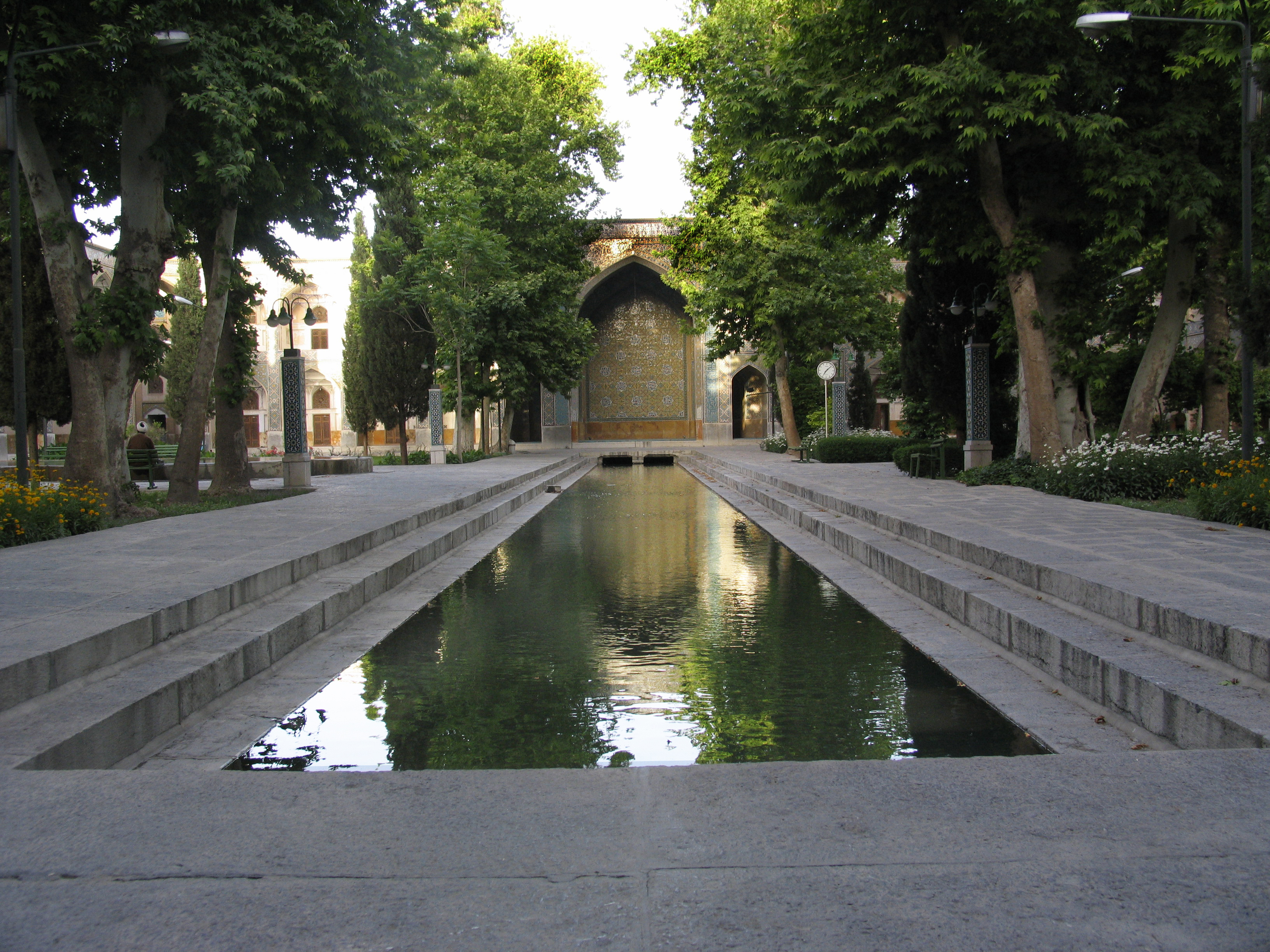 Madrasah-ye Chahar Bagh or Madar-e Shah (the King's Mother). Gardenvisit.com