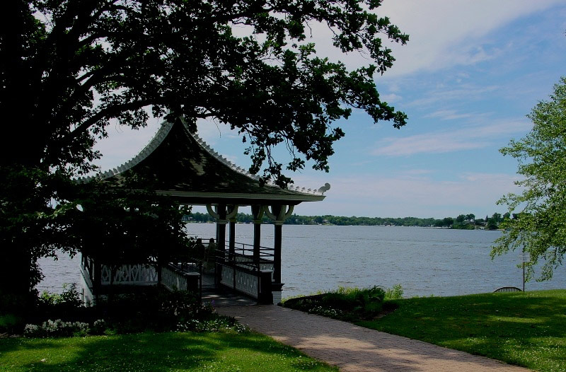 Lake, Noerenberg Gardens