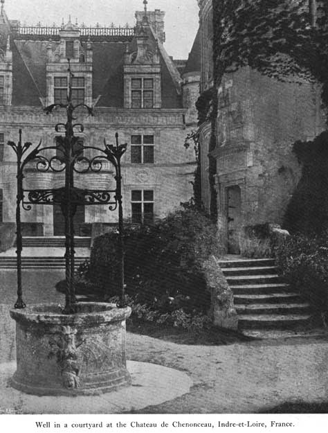 Ornament chenonceau courtyard well p