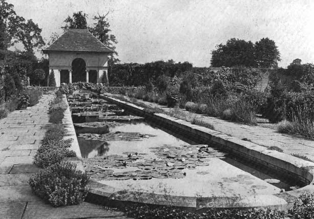 Ornament hartham lily pool l