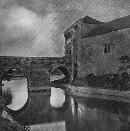 Ornament leeds castle moat bridge p