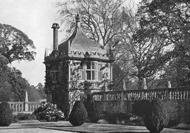 Ornament montacube garden house l