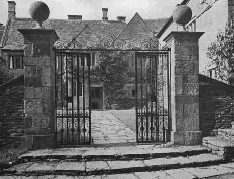 Ornament notgrove manor iron gates p