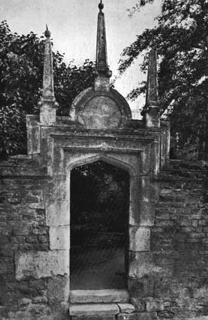 Ornament oundle gates obelisk l