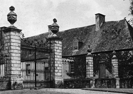 Ornament traquir house iron gates p