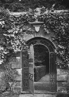 Ornament tyninghame circular head gate p