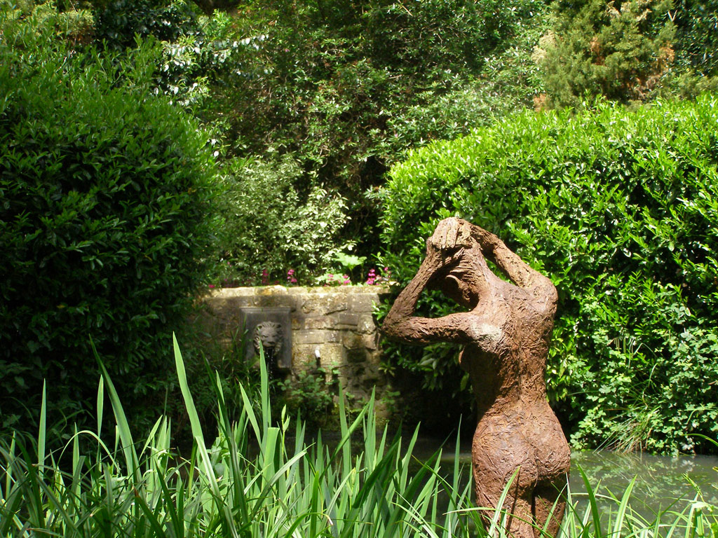 Sculpture, Pashley Manor Gardens