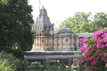Ranakpurjaintemplegarden1