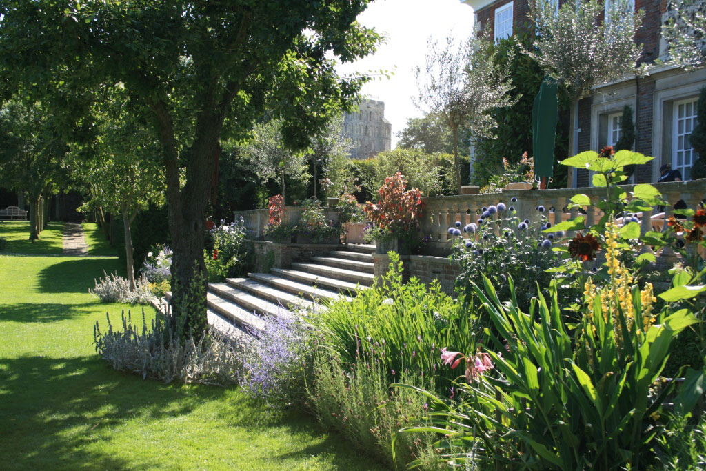 Terrace, The Salutation
