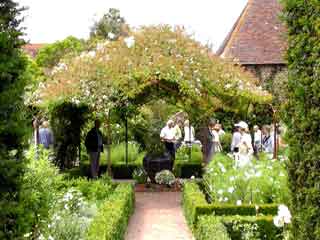 Sissinghurst garden1