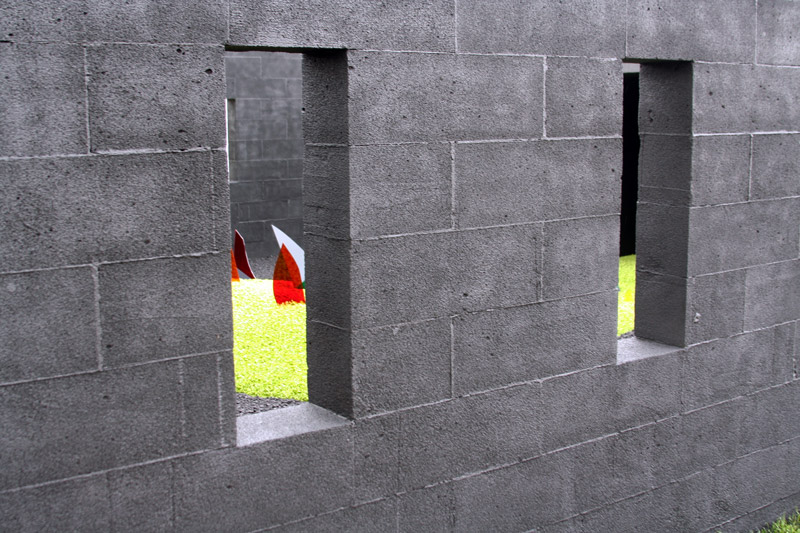 Ecstasy in a Very Black Box, designed by Tony Smith, Hampton Court Palace Flower Show 2008