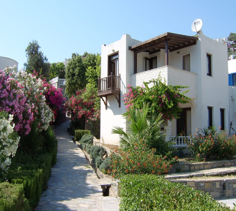 Villa with Garden, International Property Agents