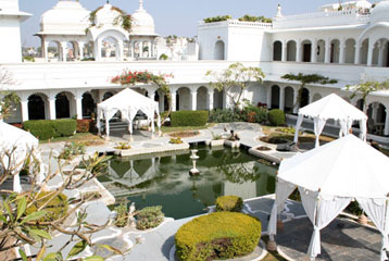 Udaipur lake palace garden2