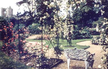 Warwickcastlegarden1