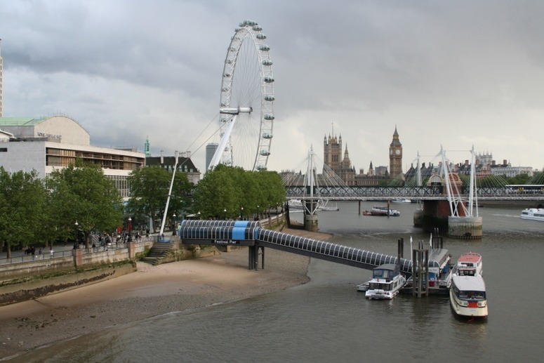 The The Merlin Entertainments London Eye makes Central London resemble a Fun Fair