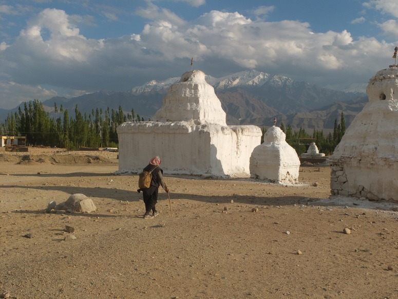 How are stupas sited in the landscape?